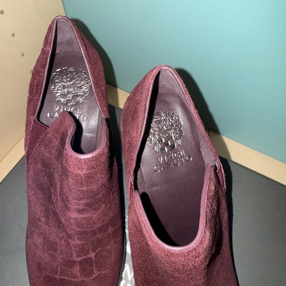 Vince Camuto Women's Burgundy Suede Shoes - Picture 2 of 3